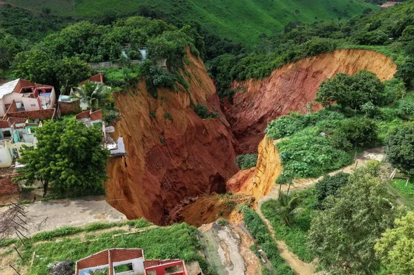 Bencana_Sinkhole_Ribuan_Warga_Terancam_Kehilangan_Rumah