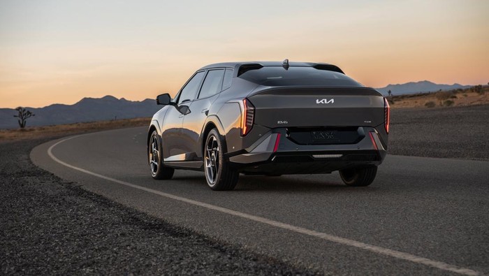 KIA_EV4_Sedan_Listrik_Mewah_Desain_Futuristik_Bikin_Takjub