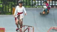 Kartini_Modern_Aksi_Keren_Skateboarder_Cilik_Berkebaya