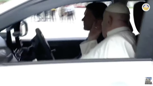 Kehidupan_Sederhana_Paus_Fransiskus_Hobi_Naik_Mobil_Rakyat