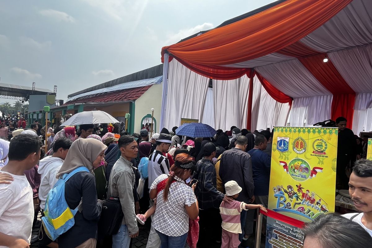 Lebaran Betawi 2025: Antrean Panjang Demi Camilan Gratis Lezat