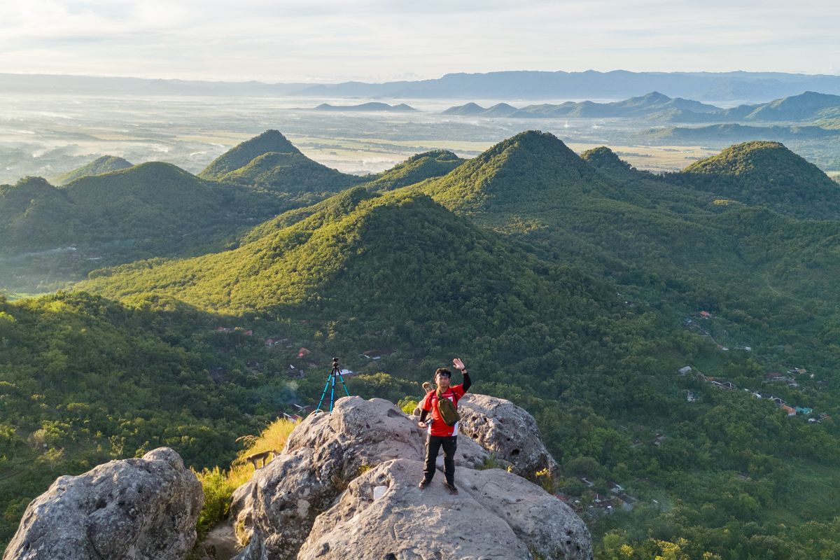 Pesona Bukit Cumbri Wonogiri-Ponorogo: Menawan Tanpa Lautan Awan Pesona Bukit Cumbri Wonogiri-Ponorogo: Menawan Tanpa Lautan Awan