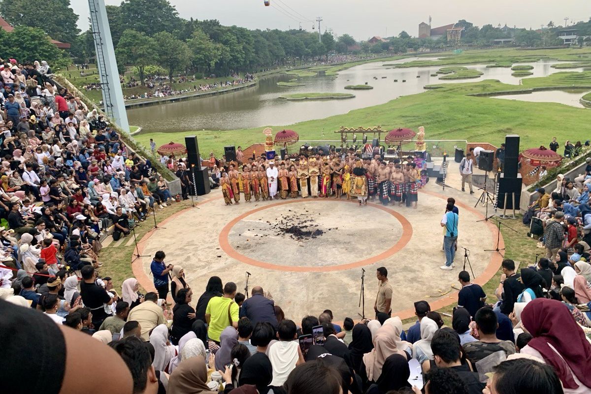 Pesona Tari Kecak Taman Mini: Penonton Padati Pertunjukan Spektakuler Pesona Tari Kecak Taman Mini: Penonton Padati Pertunjukan Spektakuler