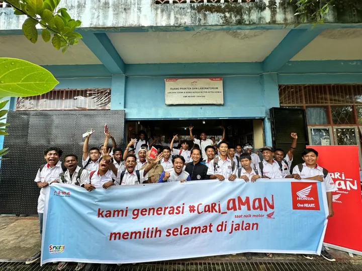 Astra Motor Ajar Safety Riding di SMKN 1 Jayapura Astra Motor Ajar Safety Riding di SMKN 1 Jayapura