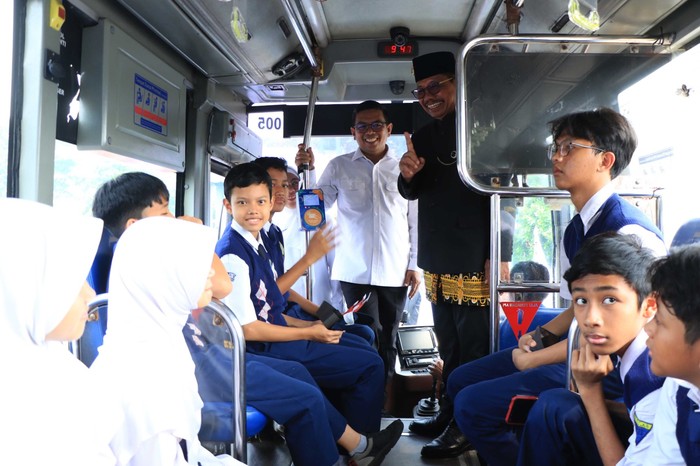 Sekolah Gratis Tangerang: Angkutan Pelajar Ramah Lingkungan Diluncurkan Sekolah Gratis Tangerang: Angkutan Pelajar Ramah Lingkungan Diluncurkan